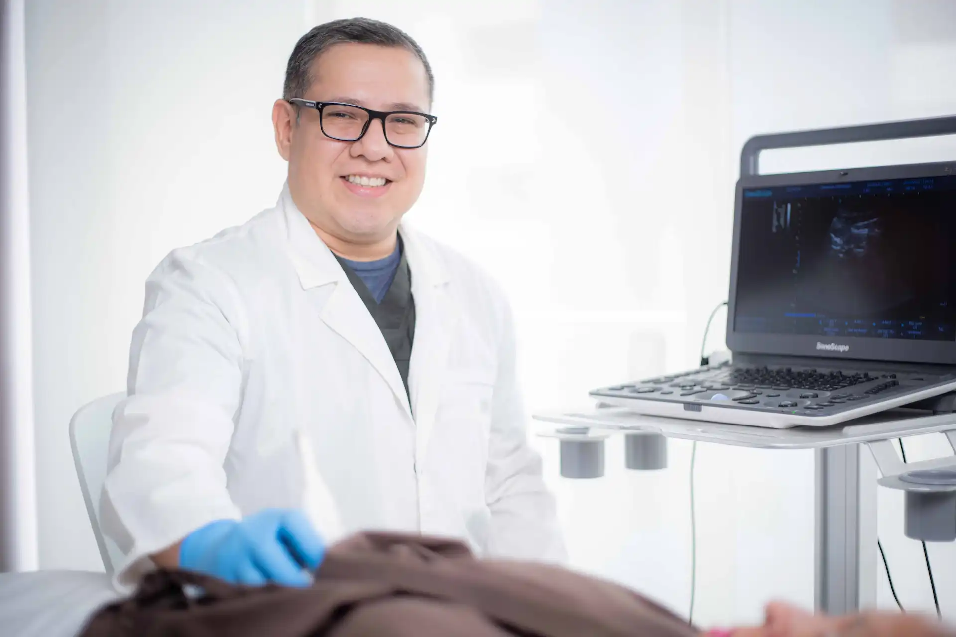 Doctor realizando ultrasonido abdominal en DeltaScan