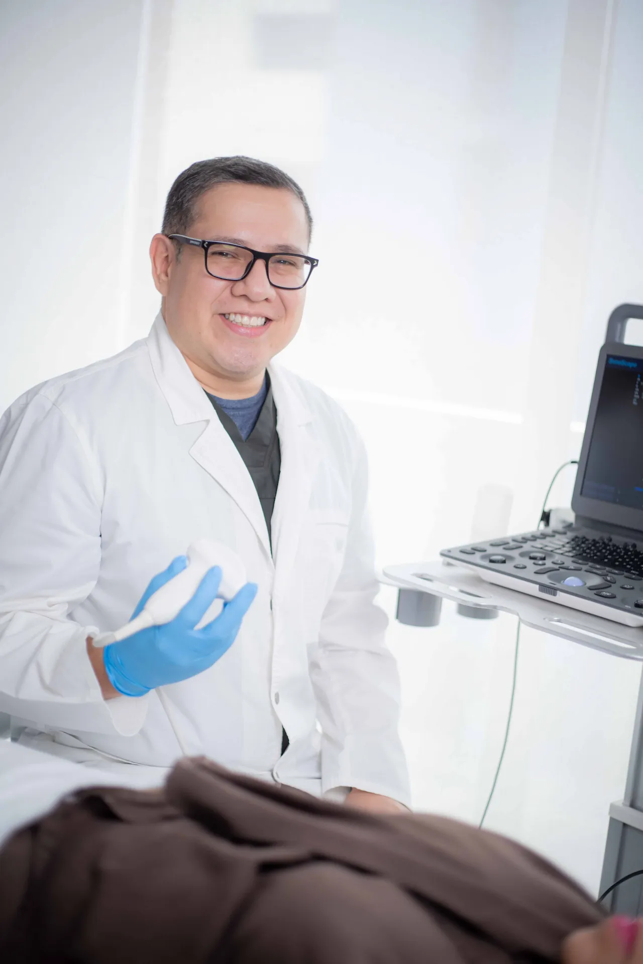 Equipo de ultrasonido médico en clínica moderna