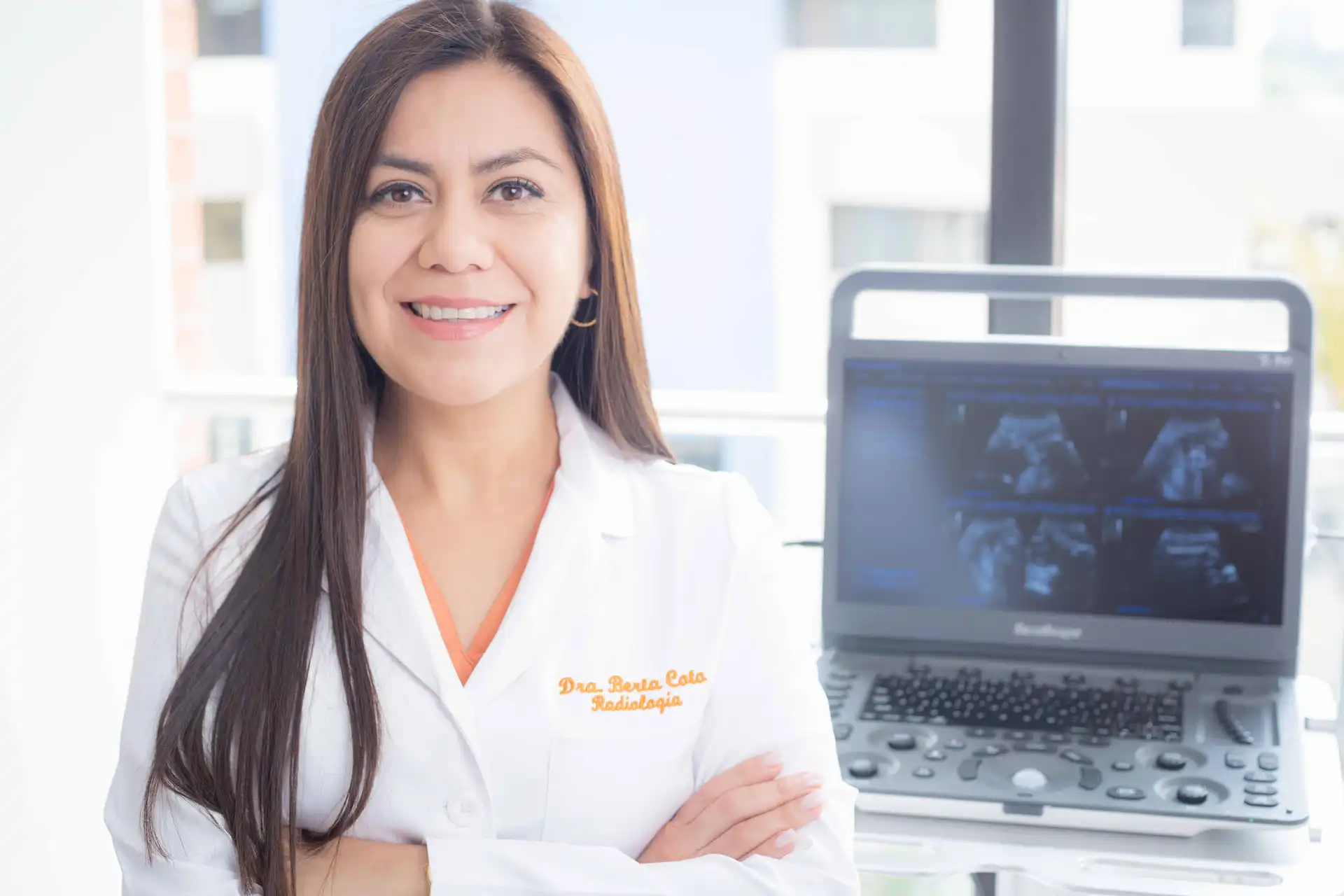 Médica especialista realizando biopsia de mama guiada por ultrasonido