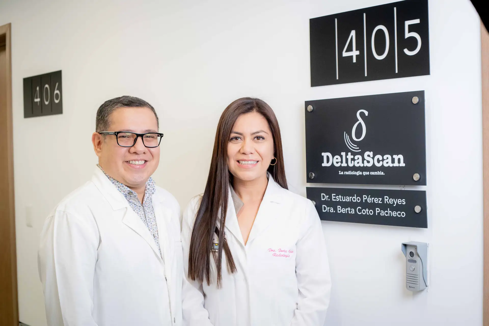 Equipo de ultrasonido moderno en clínica especializada