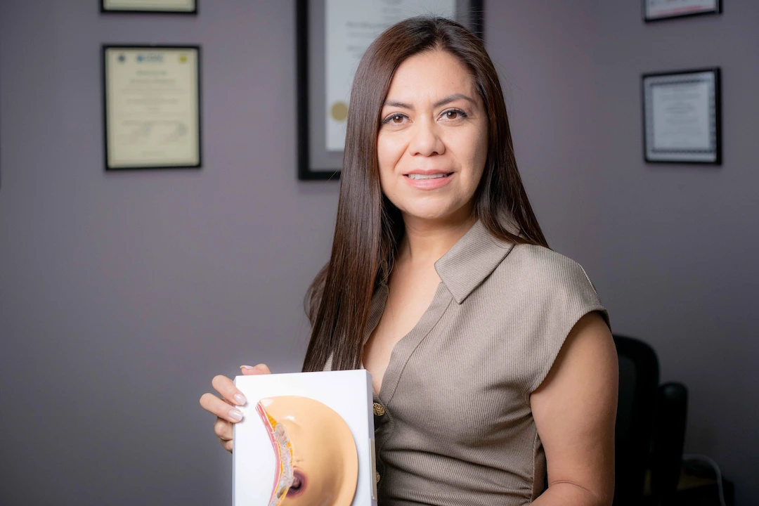 Doctora realizando ultrasonido mamario en clínica especializada