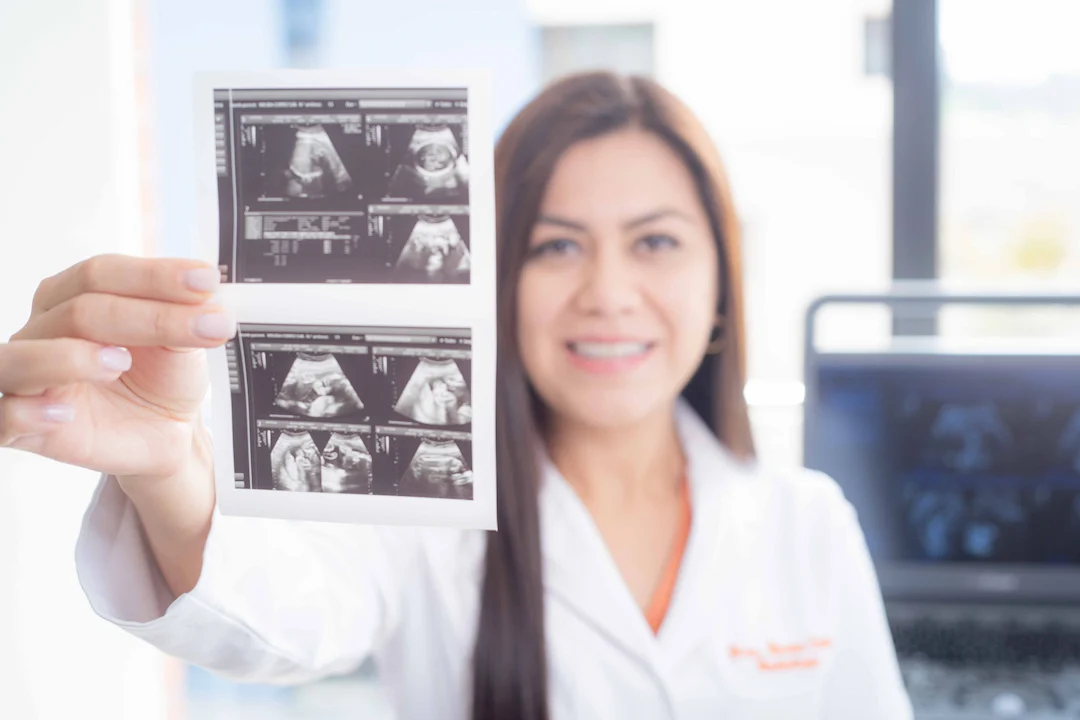 Doctora especialista mostrando imágenes de ultrasonido obstétrico