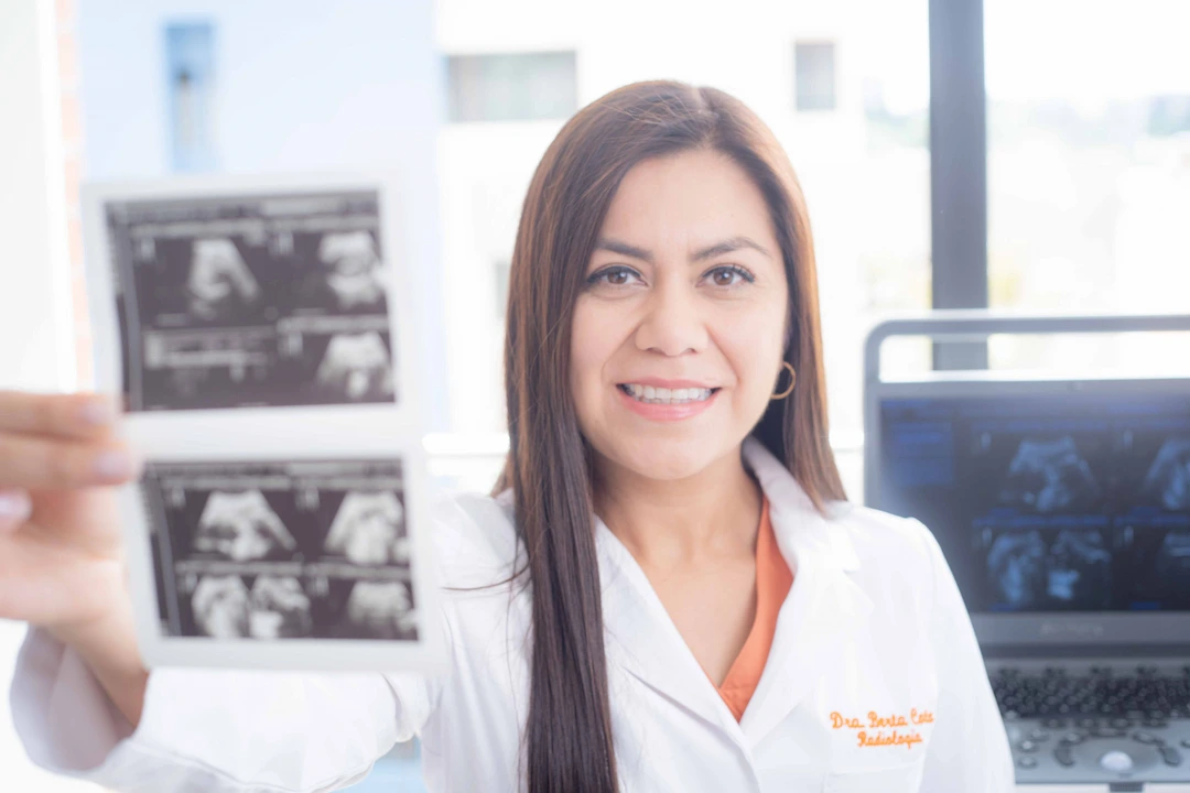 Doctora realizando ultrasonido pélvico